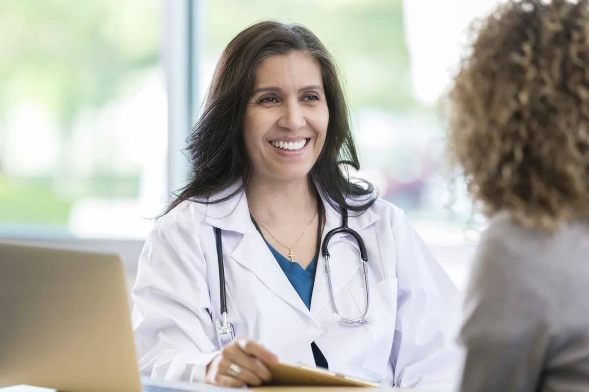 Médico usando HSALUD PRO 360